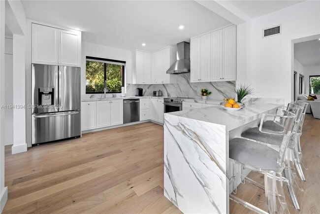 Building Photo - 600 NE 57th St