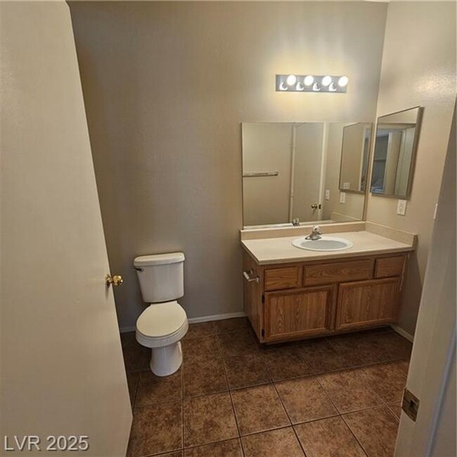 Building Photo - Cozy 2 bedroom 2 bath ground level condo n...