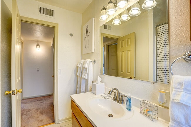 Building Photo - 5123 University Ave