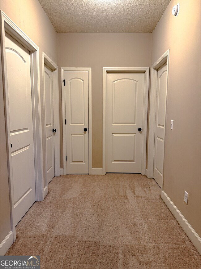 Building Photo - 102 Lexington Ln