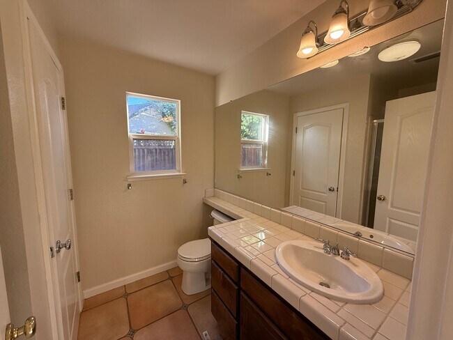 Building Photo - 5 bedrooms located in Redbridge Gated Community!