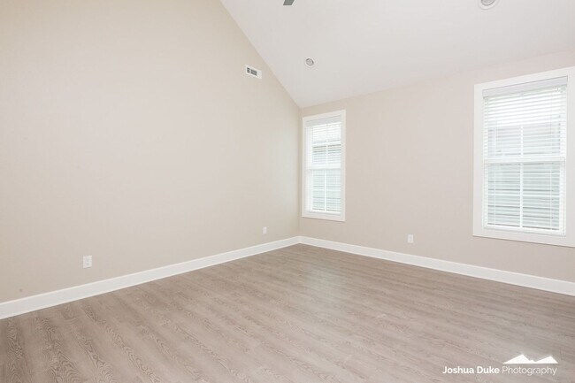 Building Photo - Now Pre-Leasing — Brand-New Luxury Townhomes Near the University of Arkansas! Avail. 8/7/26