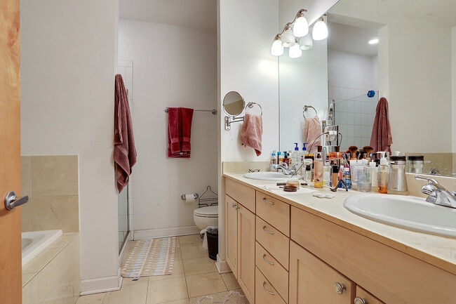 Building Photo - Beautiful 2BD/2BTH Apartment on Lawrence  ...