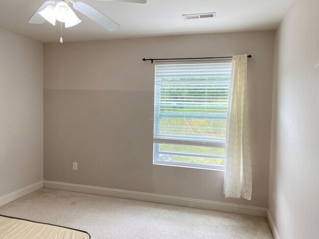 Building Photo - Charming 3-Bedroom Townhome with Private E...