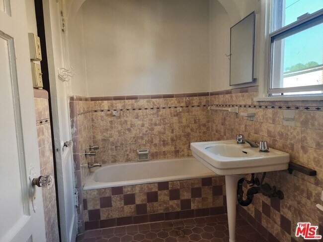 Building Photo - 438 Cochran Ave