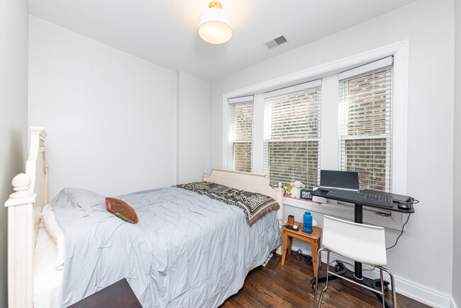 Building Photo - 856 N Hermitage Ave