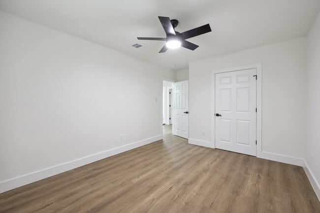 Building Photo - 5475 Sunbury Dr