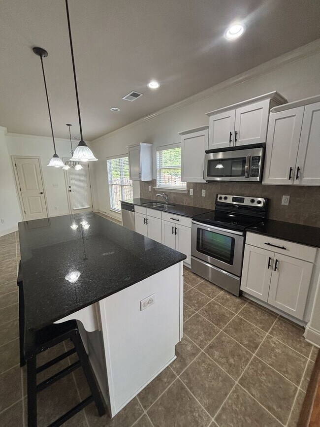 Building Photo - 3 Bed 2 Bath Home In Westover With A 2 Car Garage