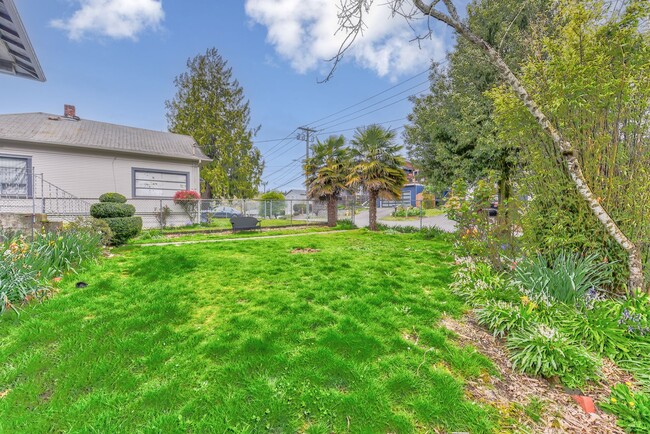 Building Photo - Charming 4 Bedroom 2 Bath single family house in Columbia City