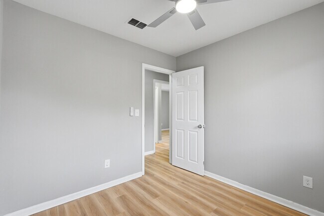 Building Photo - 2505 Lourdes Dr W