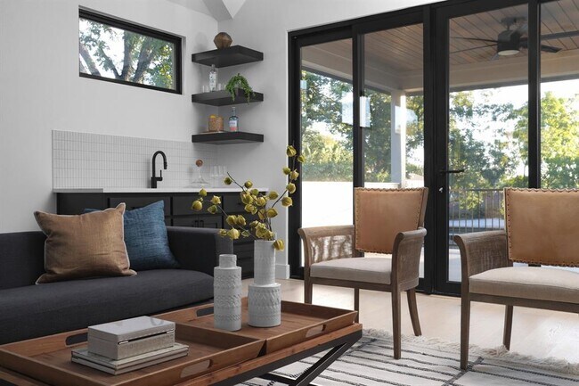 Building Photo - 603 E 47th St