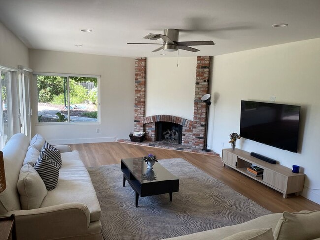 Building Photo - Massive Yard! 6 Bed / 2.5 Bath House on East Falls (Lease out, pending signatures. Check back in ...