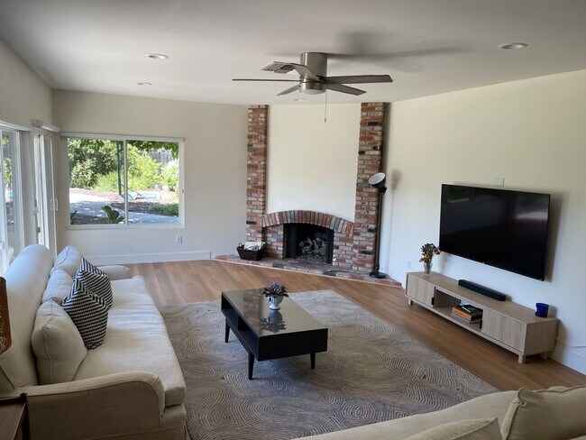 Building Photo - Massive Yard! 6 Bed / 2.5 Bath House on East Falls