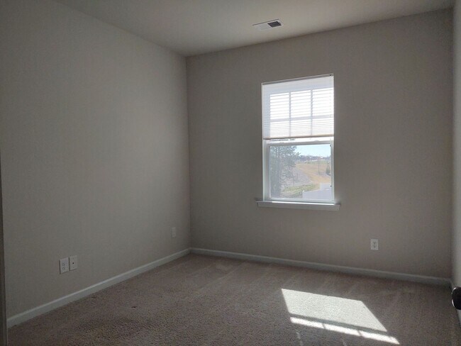 Building Photo - Move-in ready Townhome located in the Perg...