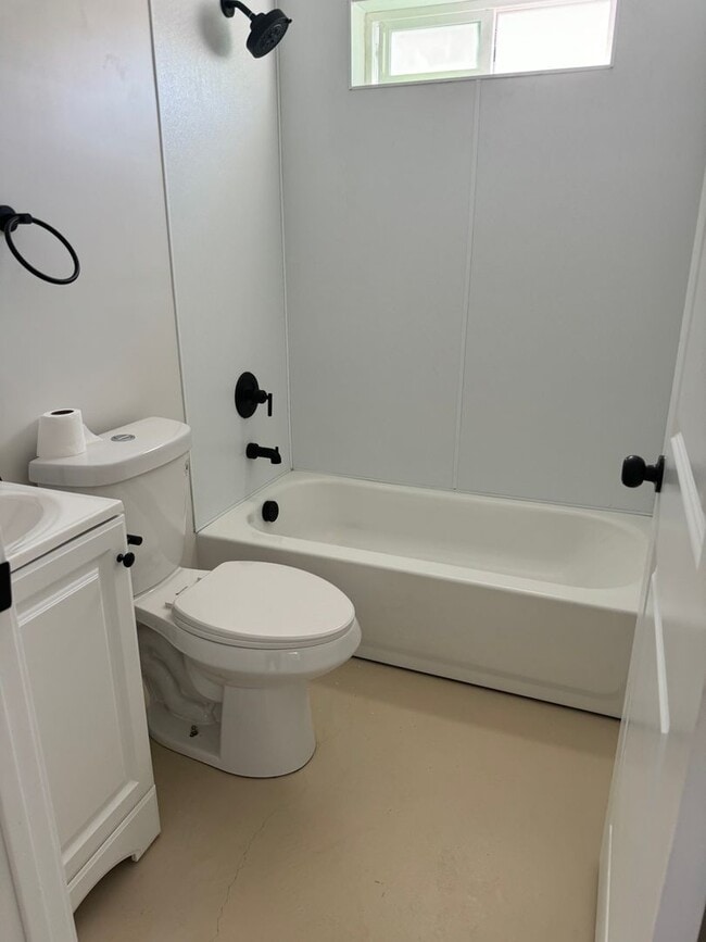 Building Photo - 2 bedroom upstairs apartment in quiet neig...