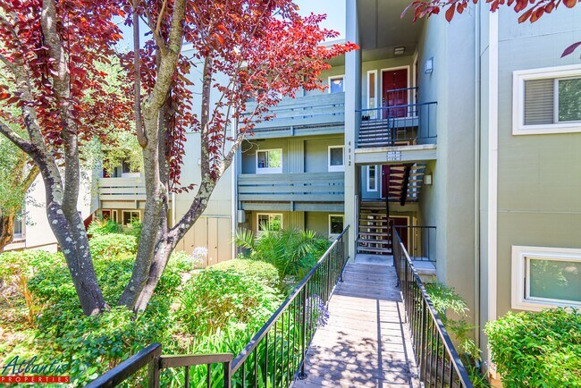 Building Photo - Farm Hill Condo | Desirable Location