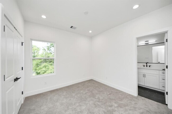Building Photo - 107 Frawley St