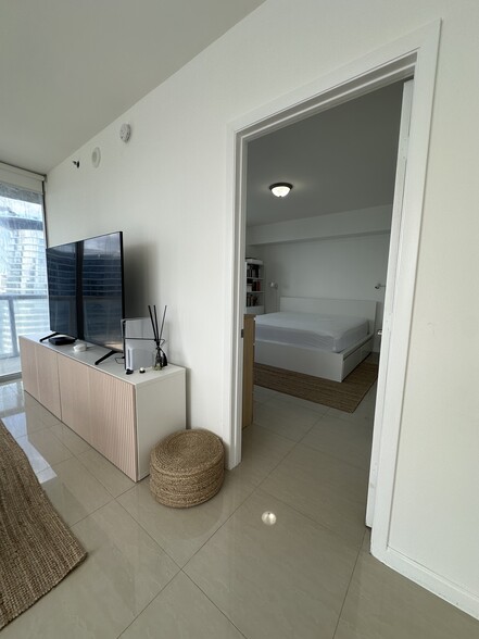 Building Photo - 475 Brickell Ave