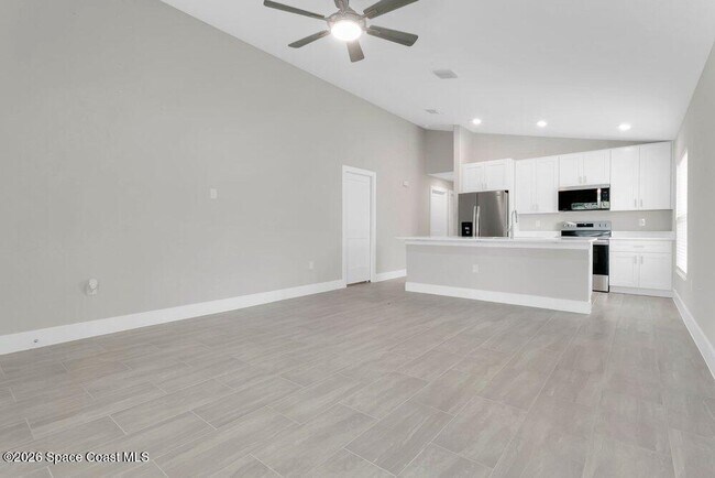 Building Photo - 889 Dunbar St