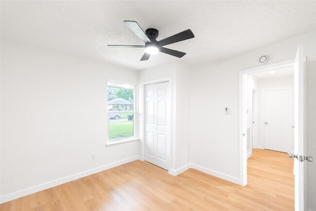 Building Photo - 15707 Amapola Dr