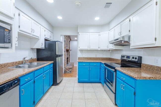Building Photo - 848 Meadow Ln