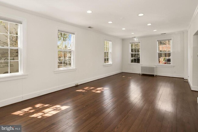 Building Photo - 1537 33rd St NW