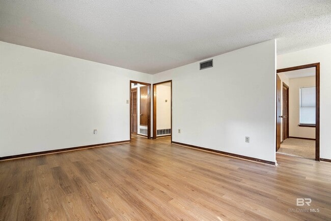 Building Photo - 908 Schaub Ave