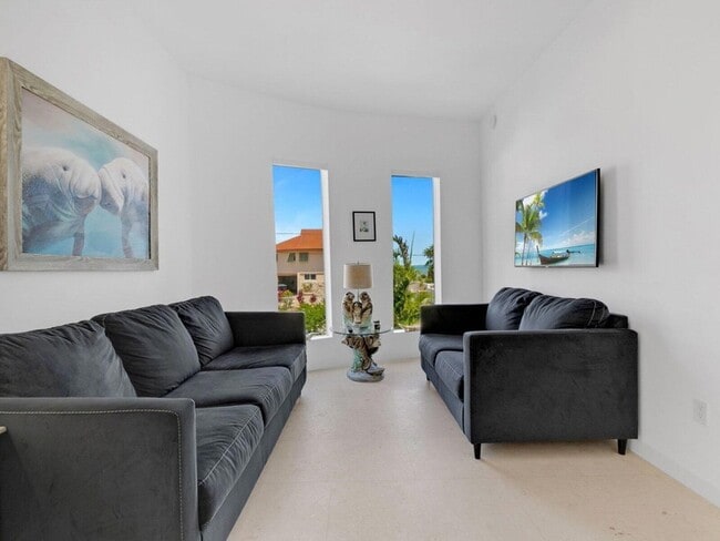 Building Photo - 317 E Seaview Cir
