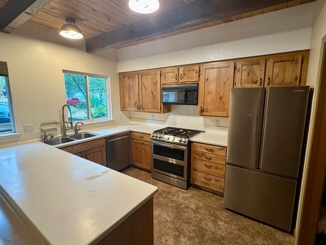 Building Photo - 19380 Pleasantview Dr