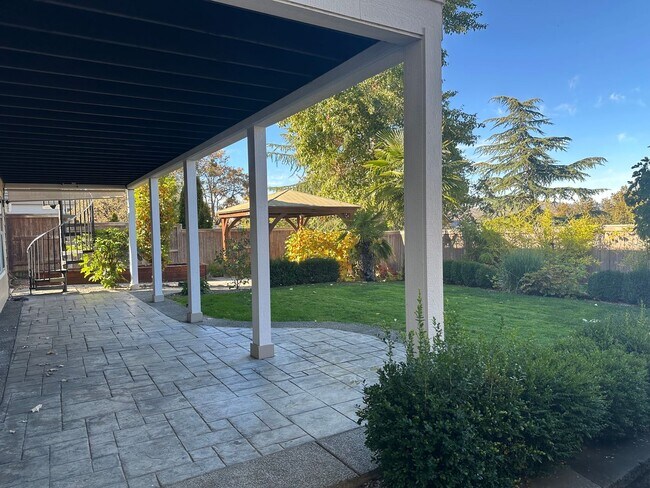 Building Photo - Amazing Price! Amazing Location!