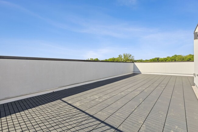 Building Photo - 3 Story Townhome with Roof Top Deck