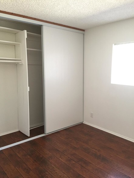 Building Photo - 13855 Burbank Blvd