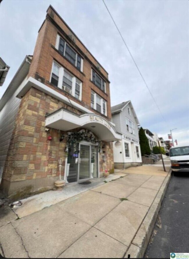 Primary Photo - 1222 Main St