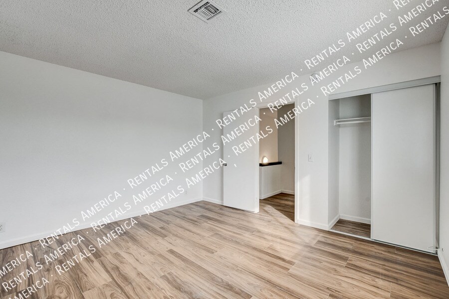 Building Photo - 3411 Center Dr