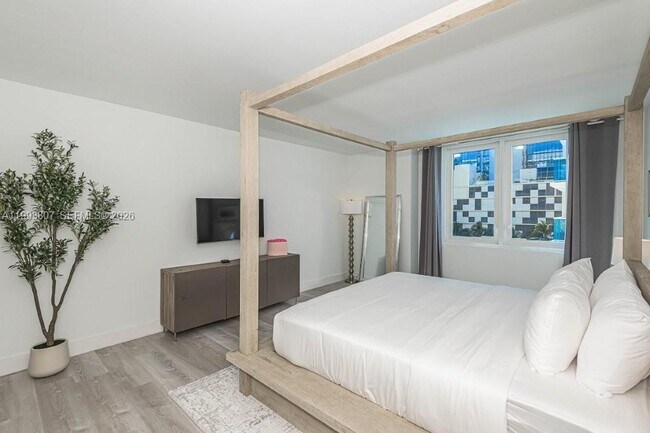 Building Photo - 2301 Collins Ave