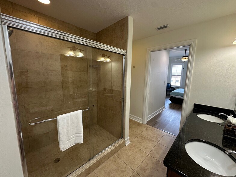 Building Photo - 13941 Clubhouse Dr