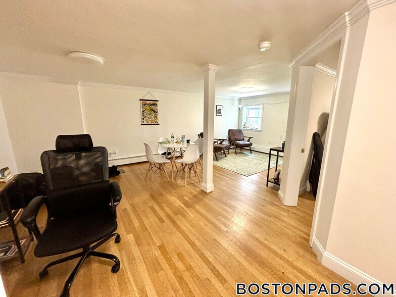 Building Photo - 1539 Beacon St