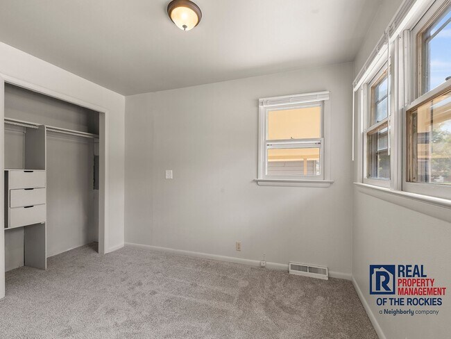 Building Photo - Spacious Home Near CSU w/ Flexible Basemen...