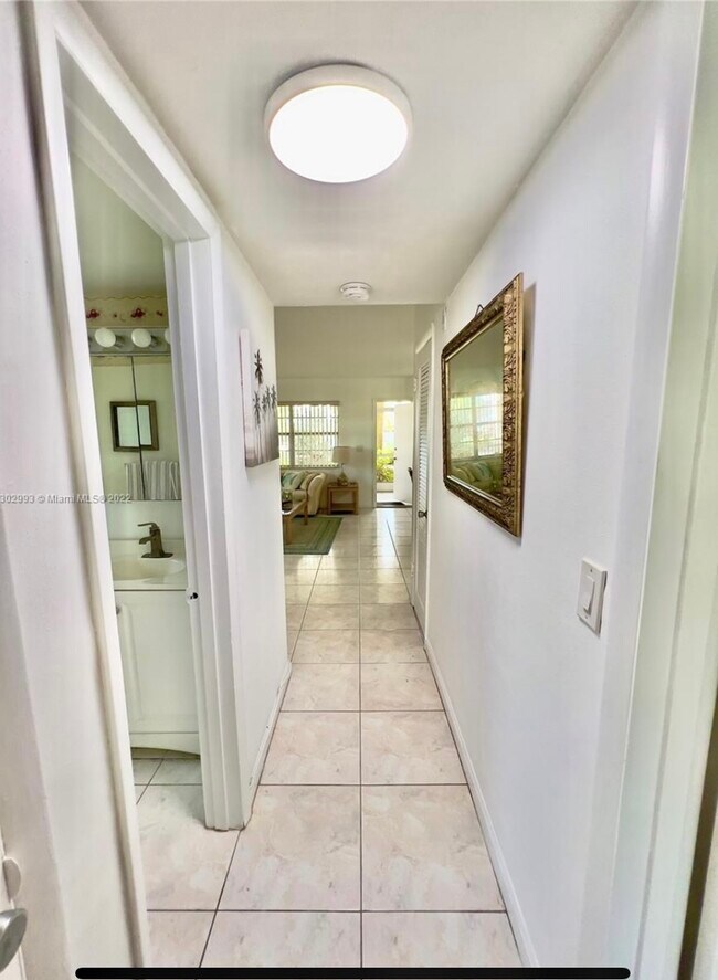 Building Photo - 1707 E Hallandale Beach Blvd