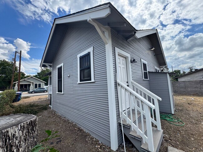 Building Photo - Move-In Ready & Recently Updated 2-Bedroom...