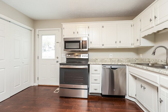 Building Photo - 3200 Lakeford Dr