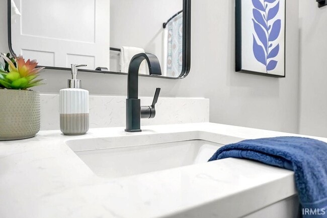 Building Photo - 1112 N Woodburn Ave