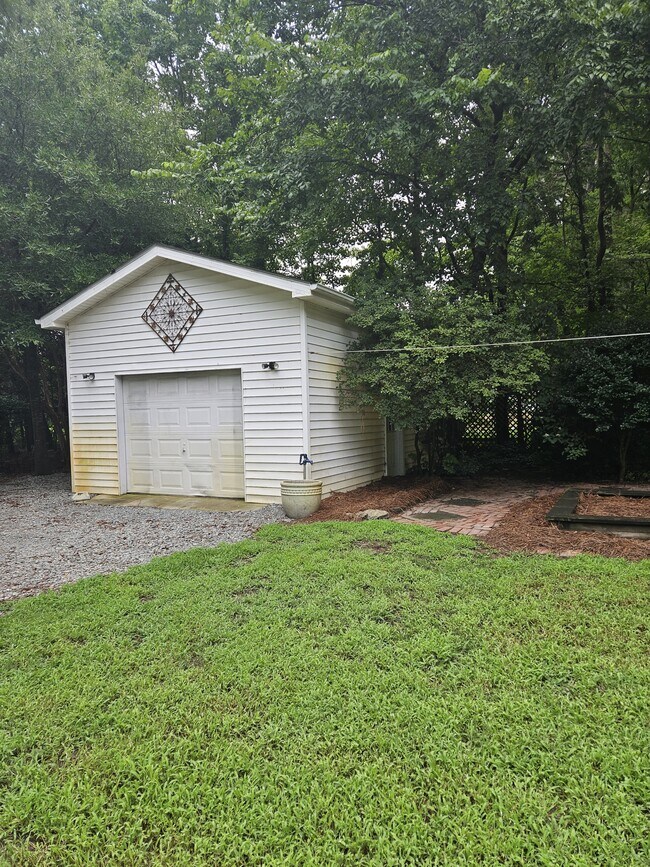 Building Photo - 402 E Raintree Ln