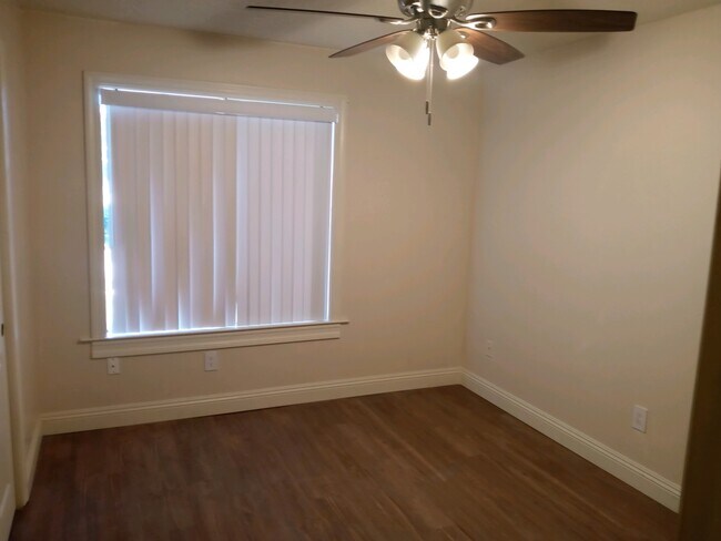 Building Photo - 824 Bridge St