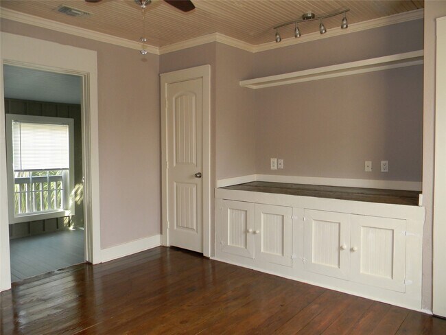 Building Photo - 2423 Avenue L