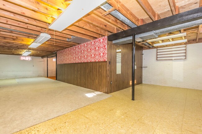 Building Photo - 3 Bedroom 2 Bath Home for Rent Indianola, ...