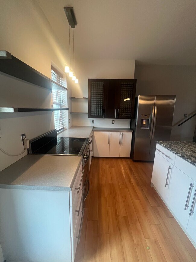 Building Photo - Stylish 2-bedroom modern townhome in the South Side Slopes