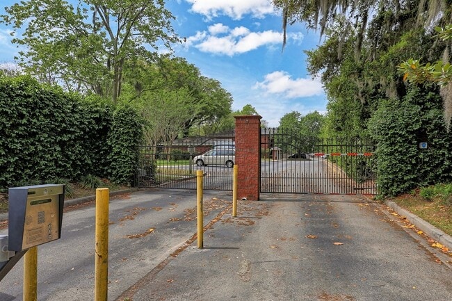 Building Photo - 2 Bedroom 2 Bathroom Gated Community