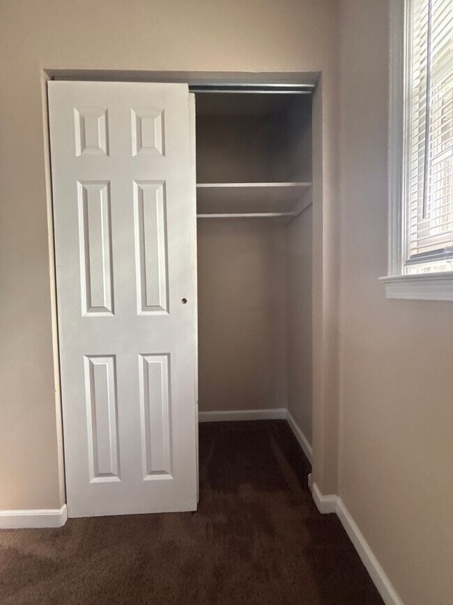 Building Photo - New Listing!