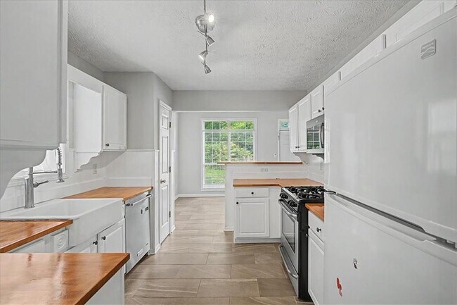 Building Photo - 665 Peachtree Trails Dr